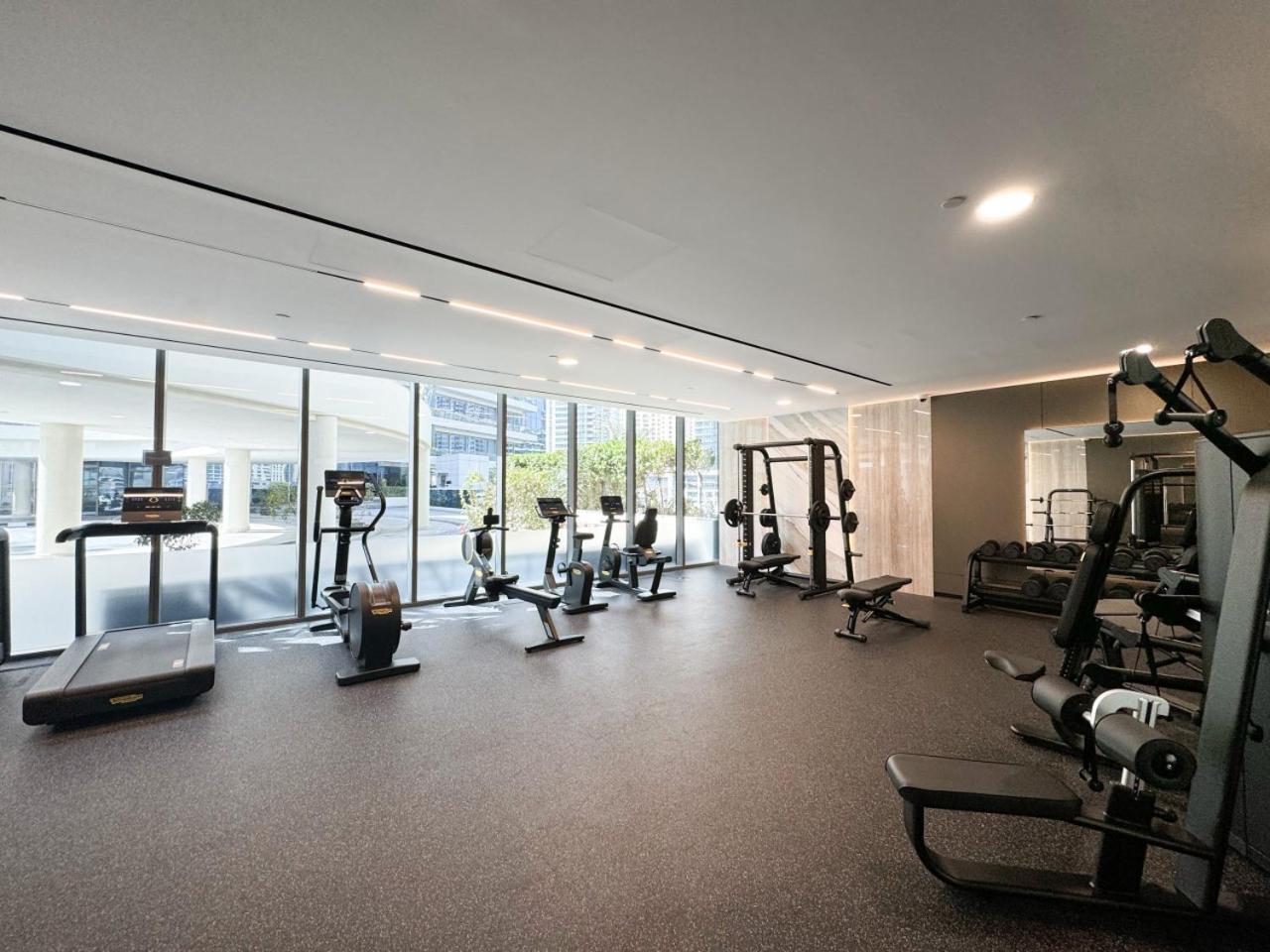 Luxury In Marina With Canal Views Apartment